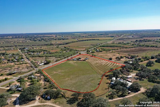 461 Highway 173 S Devine, TX 78016